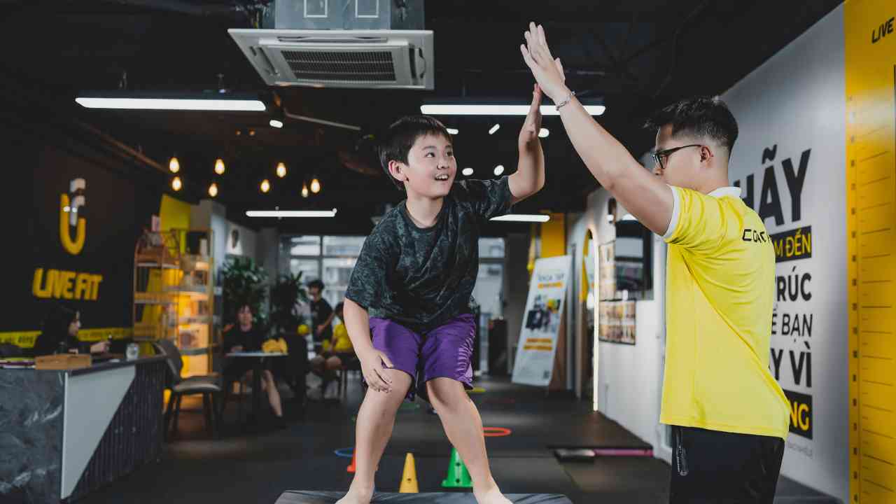 Bé luyện tập để phát triển kỹ năng phản xạ tại Live Fit Kid