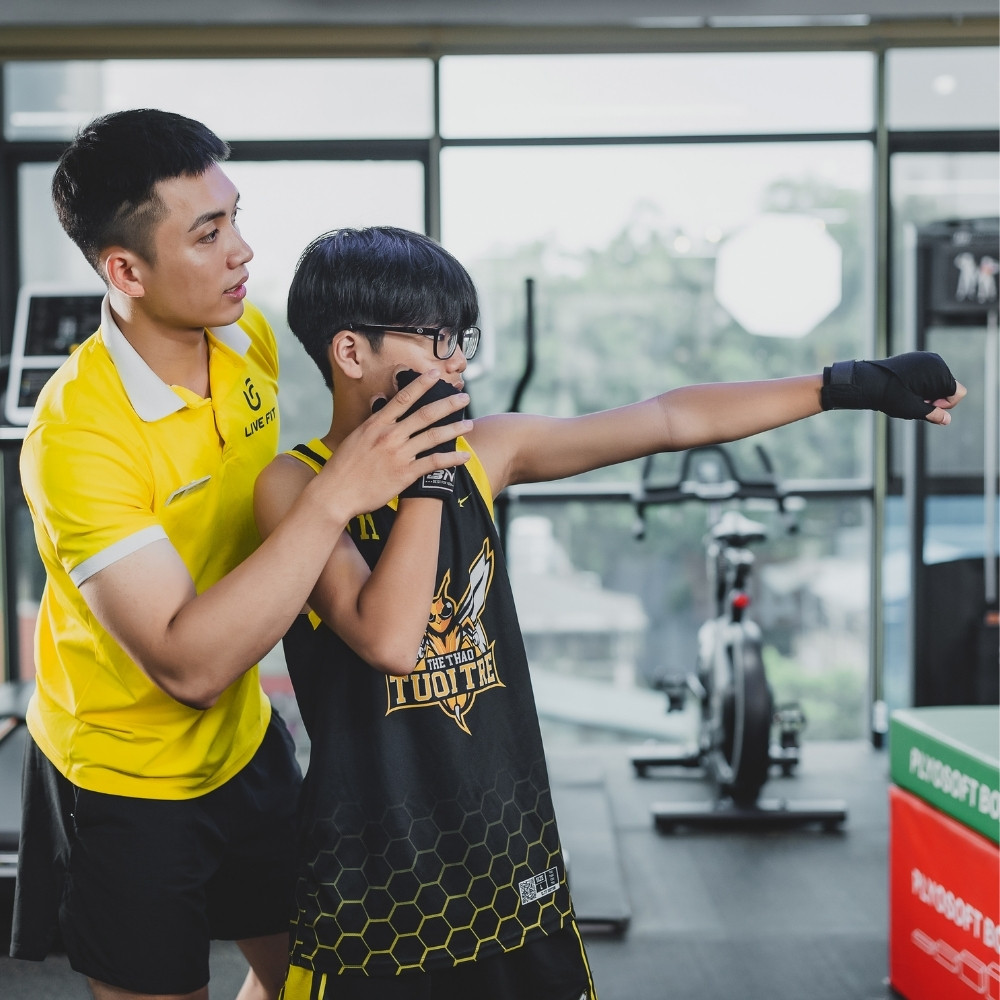Trẻ vận động ngoài trời để phát triển thể chất