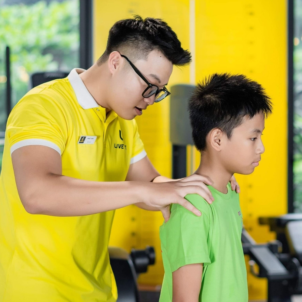 Trẻ thực hiện bài tập hỗ trợ cải thiện tư thế