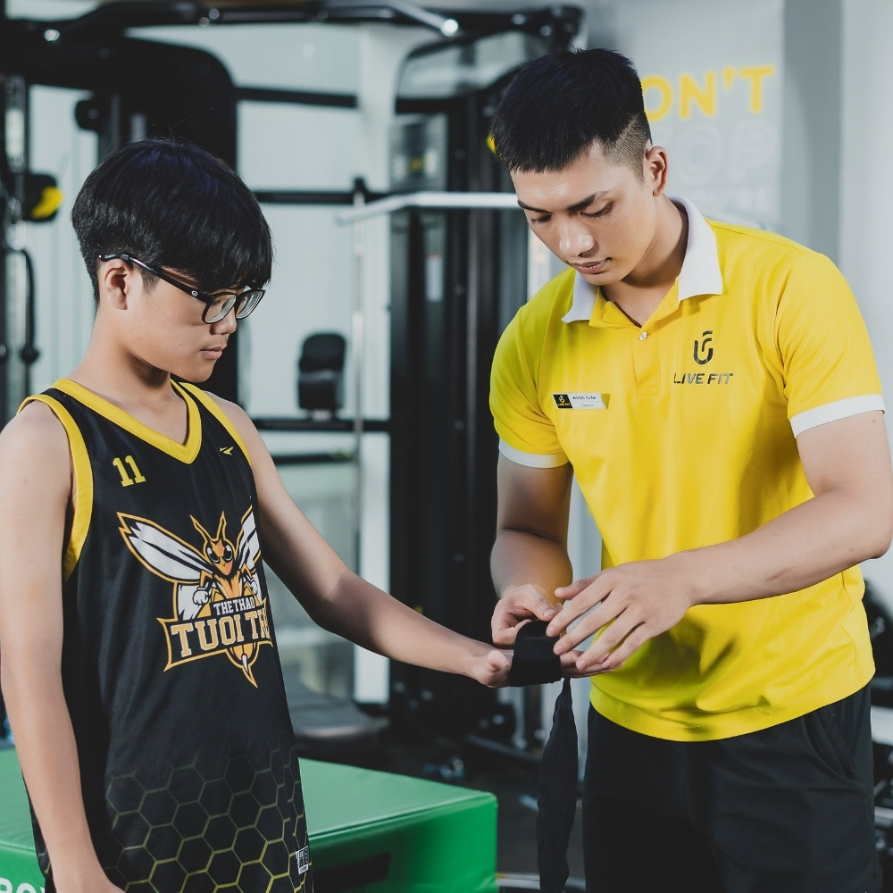 Trẻ tập luyện kickboxing với bao cát