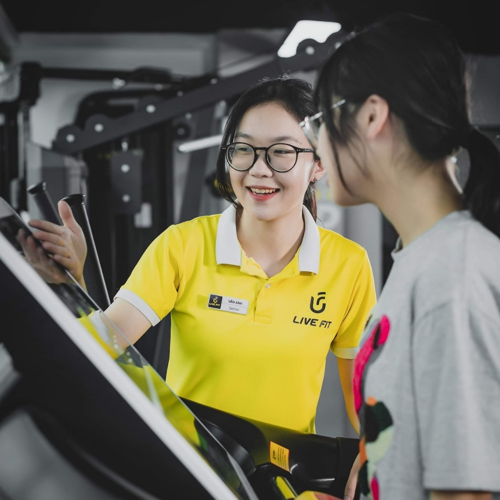 Huấn luyện viên đánh giá thể chất trước buổi tập
