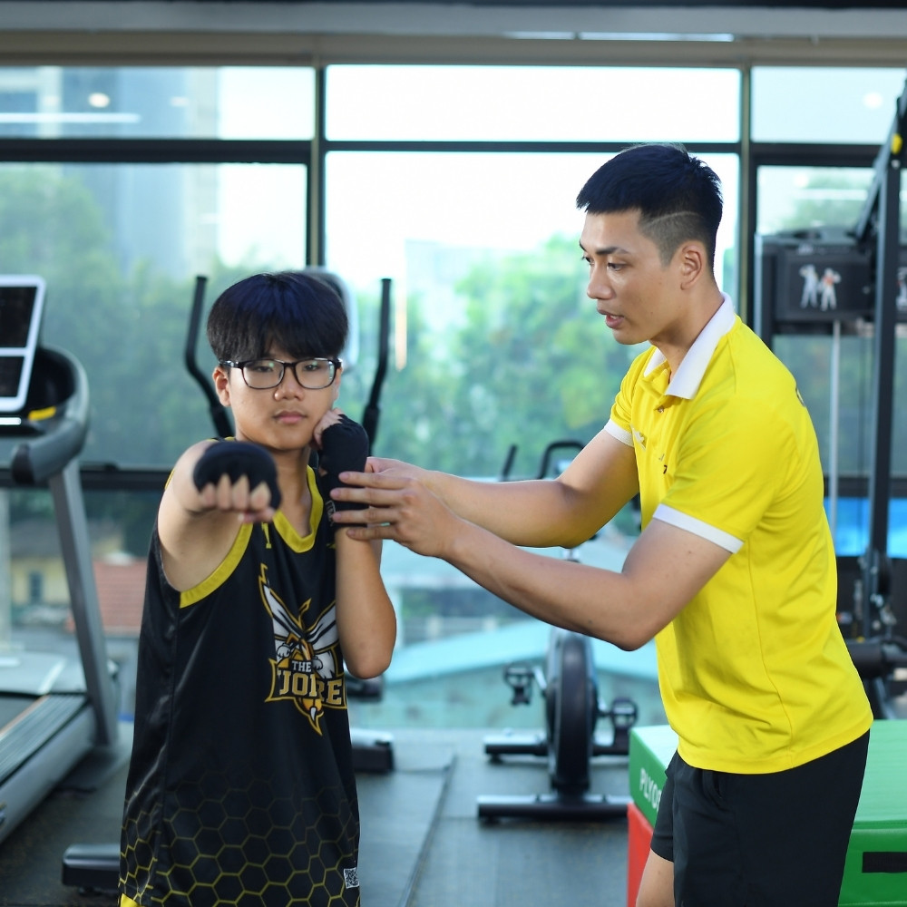 Trẻ chơi bóng và rèn luyện tính kỷ luật